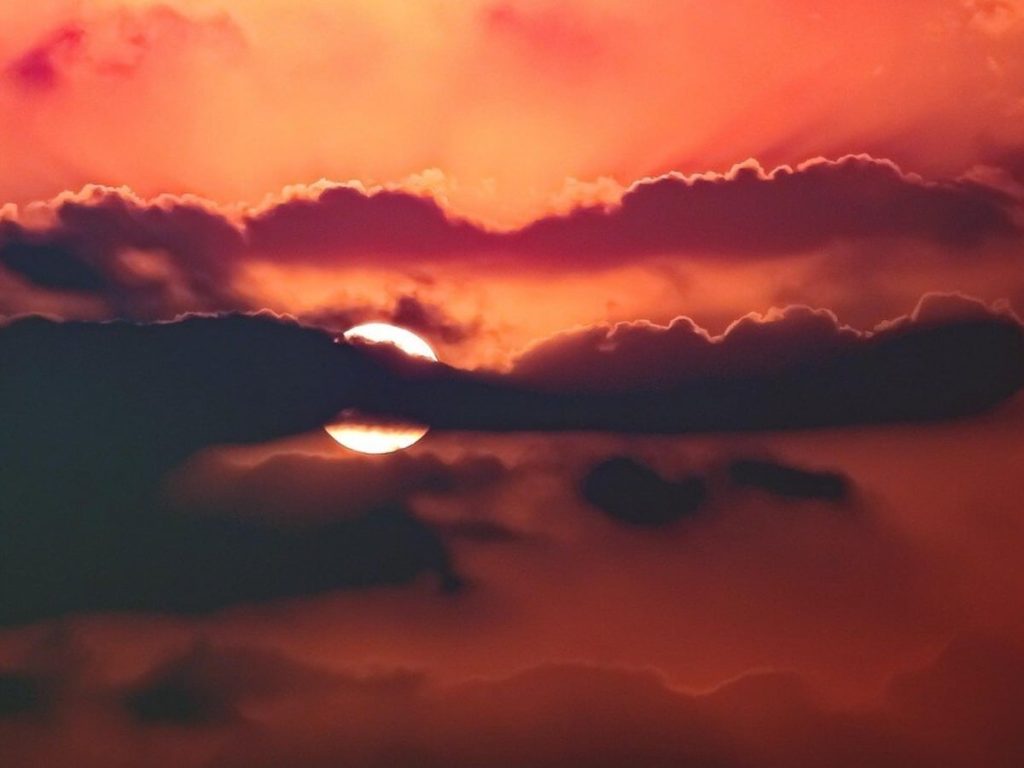 Vastu Tips: वास्तु के अनुसार सूर्यास्त के बाद कौन से काम करने से हो सकती है...