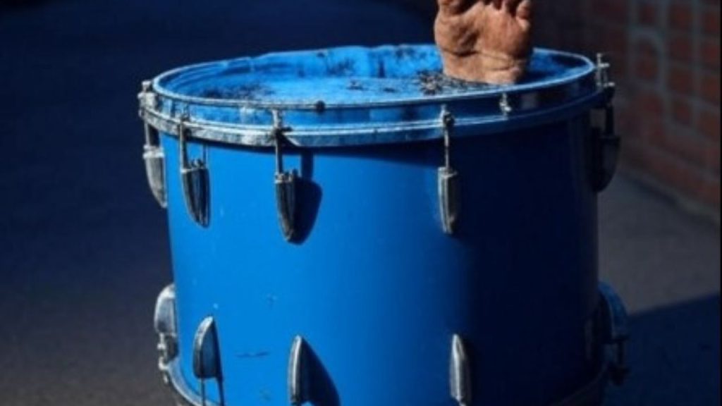 રાજસ્થાનના ખૈરથલ જિલ્લાના કિશંગરબસ શહેરમાં વાદળી પાણીનો ડ્રમ … राजस्थान के खैरथल जिले के किशनगढ़बास कस्बे में नीले पानी के ड्रम से एक...