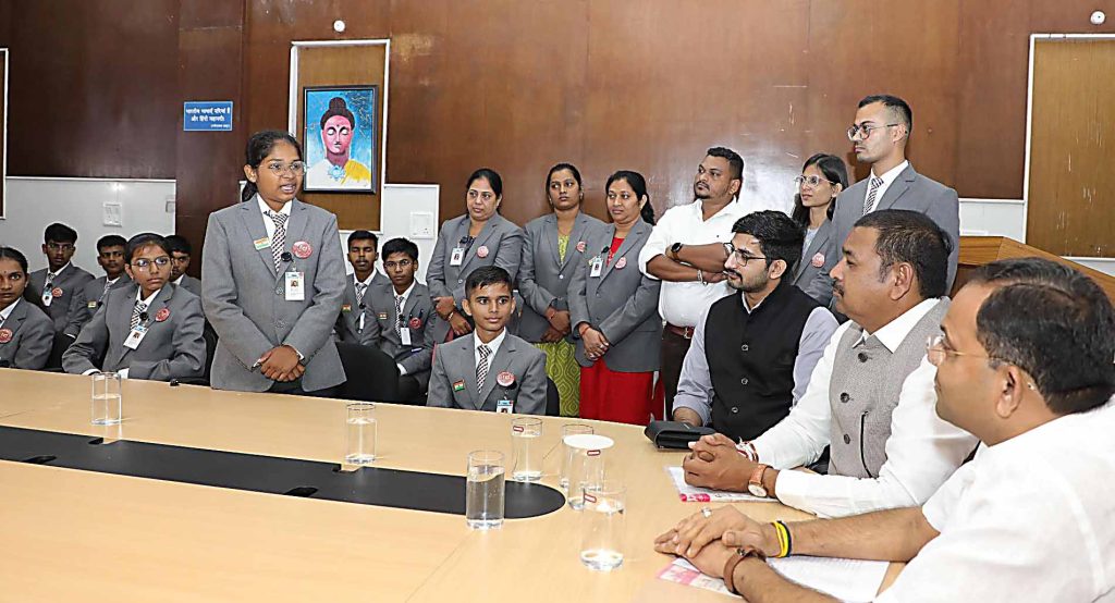 તાપી જિલ્લાના ૨૮ આદિવાસી બાળકો શ્રીહરિકોટા સ્થિત ISROનો પ્રવાસ પૂર્ણ કરી...