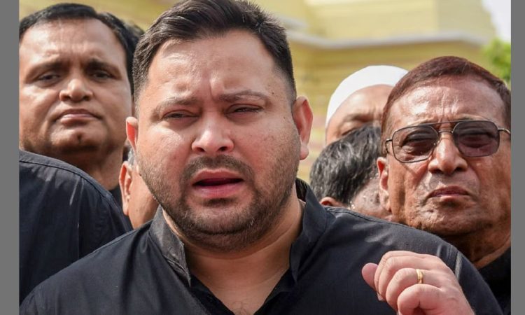 RJD नेता तेजस्वी यादव पर दो अलग-अलग EPIC नंबर रखने के आरोप में वकील राजीव रंजन ने...