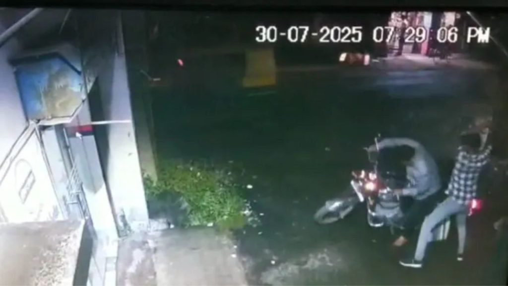 पुलिस ने हत्या में राजनीतिक मकसद से इंकार किया और बताया कि स्थानीय दबंग...