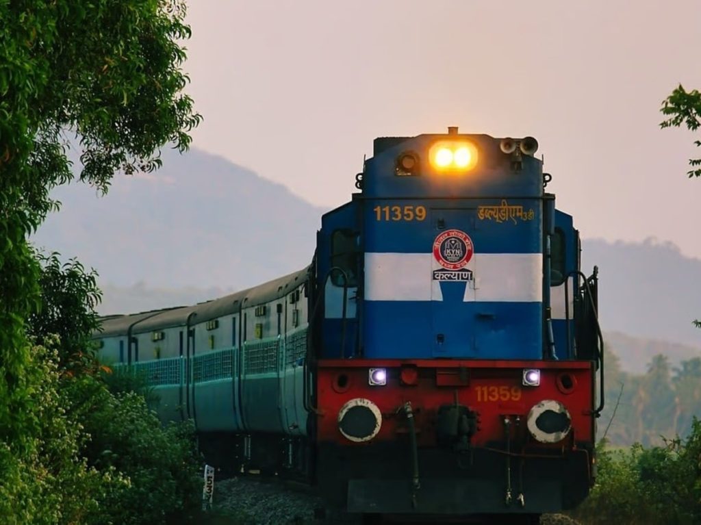 इस दिवाली-छठ पर घर जाने की टेंशन खत्म, ट्रेन टिकट पर मिल रहा बम्पर डिस्काउंट, IRCTC से ऐसे करें...