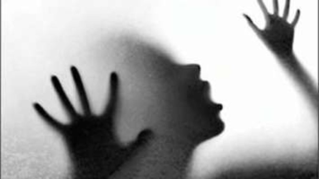 આરોપીઓએ પીડિતાનો વીડિયો રેકોર્ડ કર્યો હતો. જ્યારે પીડિતાએ આ વિશે જાણ કરી … आरोपी ने पीड़िता का वीडियो रिकॉर्ड कर लिया. इस बात की जानकारी जब पीड़िता ने...