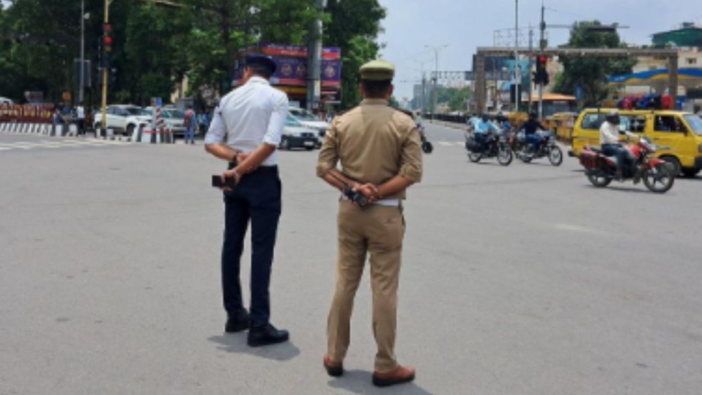 Lucknow Traffic Advisory: अगर आप लखनऊ में वाहन चलाते हैं और नो पार्किंग जोन में गाड़ी पार्क...