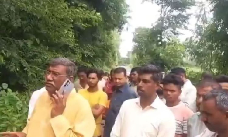 यह मामला हरगांव क्षेत्र के कोरिया उदनापुर गांव का है, जहां 24 घंटे से बिजली...