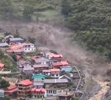 पुणे से लगभग 60 किलोमीटर दूर मंचर के आवासी खुर्द गांव के एक स्कूल के 1990 के...