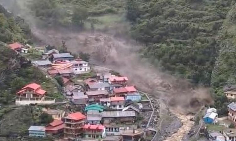 पुणे से लगभग 60 किलोमीटर दूर मंचर के आवासी खुर्द गांव के एक स्कूल के 1990 के...