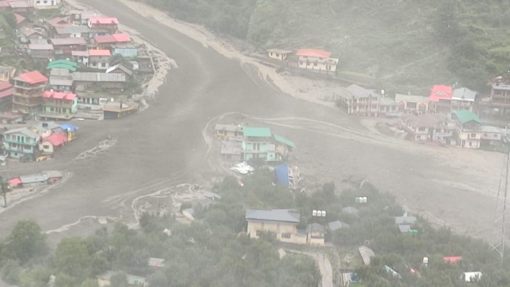 उत्तराखंड के उत्तरकाशी में 'गंगोत्री हाईवे' पर हर्षिल के पास धराली में...