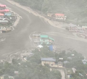 उत्तराखंड के उत्तरकाशी में 'गंगोत्री हाईवे' पर हर्षिल के पास धराली में...