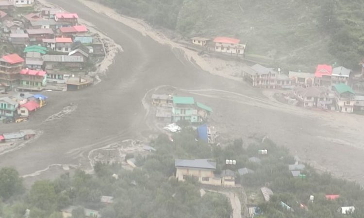 उत्तराखंड के उत्तरकाशी में 'गंगोत्री हाईवे' पर हर्षिल के पास धराली में...