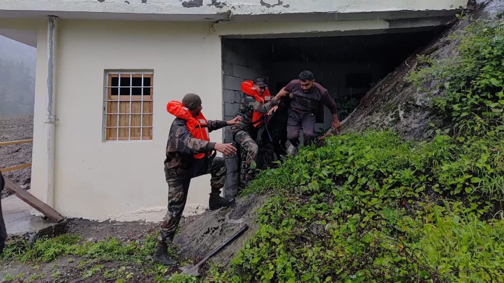 ધરાલી નજીક ક્લાઉડબર્સ્ટ પછી ભયંકર, ઉત્તરાખંડનો એક સુંદર પર્વત વિસ્તાર … उत्तराखंड के खूबसूरत पहाड़ी इलाके धराली के पास बादल फटने के बाद हुई भयानक...