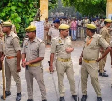 छापेमारी के दौरान चार लड़कियां और छह लड़के मिले. लड़कियां पटना, आजमगढ़ और...