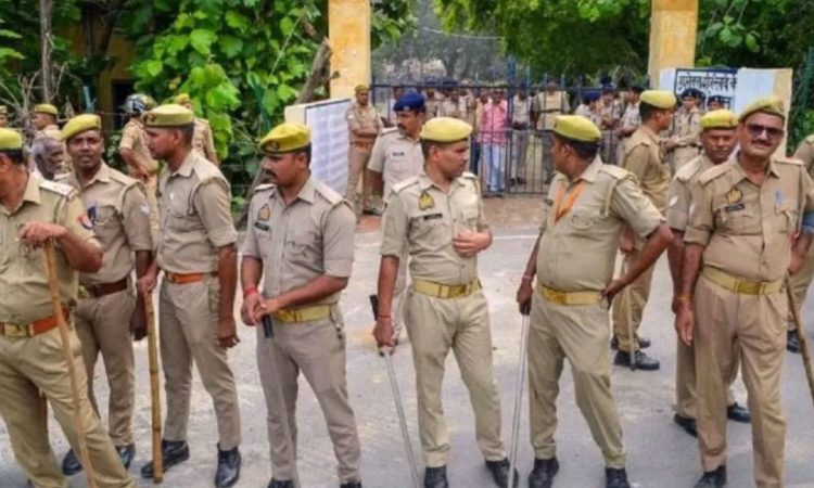 छापेमारी के दौरान चार लड़कियां और छह लड़के मिले. लड़कियां पटना, आजमगढ़ और...