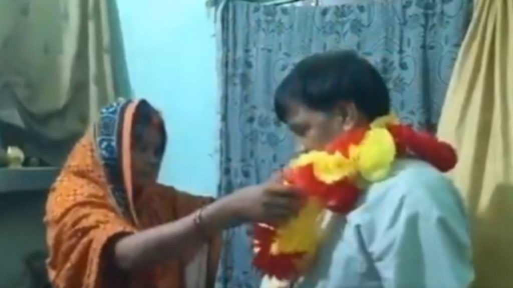 UP News: उत्तर प्रदेश के वाराणसी जिले में तलाक का एक मामला सामने आया है. यहां एक...