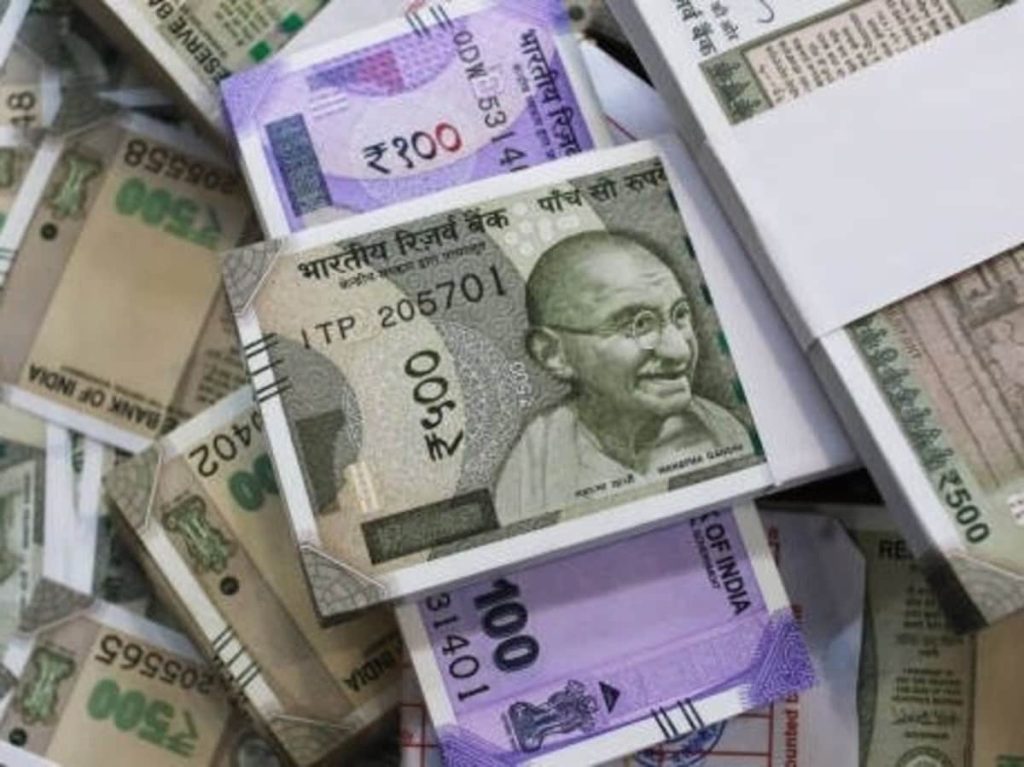 Vastu Tips: वास्तु के अनुसार आर्थिक स्थिति में सुधार के लिए क्या करना...