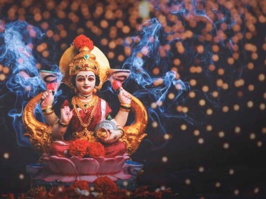 Vastu Tips: वास्तु के अनुसार सुख-समृद्धि के लिए क्या करना...