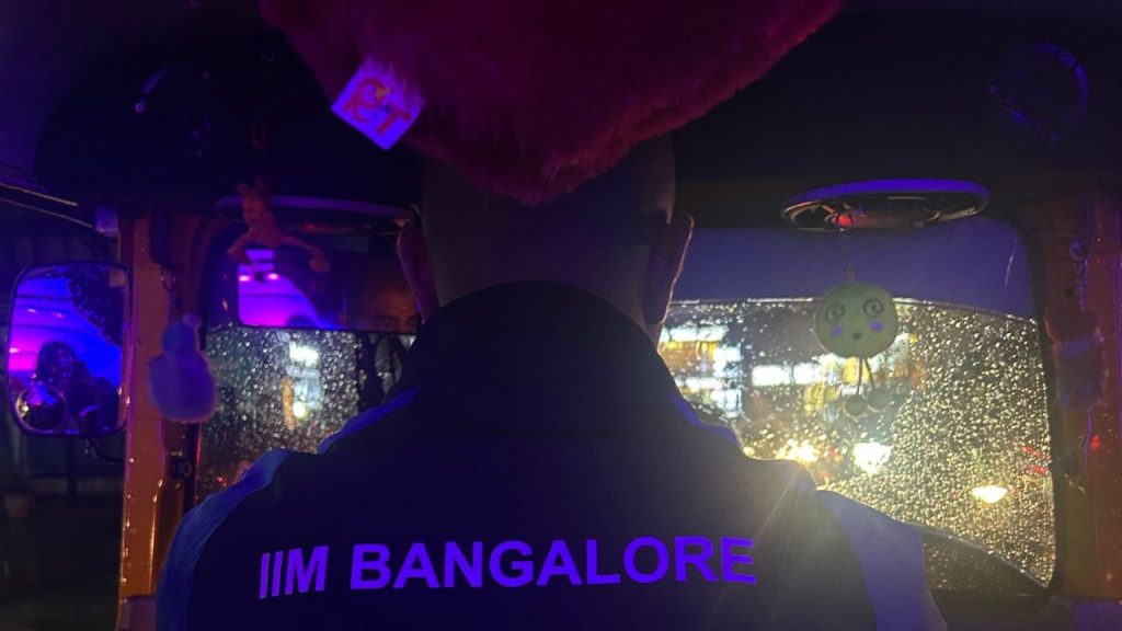 बेंगलुरु की व्यस्त सड़कों पर एक साधारण ऑटो की सवारी ने इंटरनेट पर तहलका...