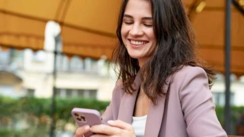 બીએસએનએલ વપરાશકર્તાઓ માટે મફત ફાઇબર બ્રોડબેન્ડ કનેક્શન આપી રહ્યું છે. આ મર્યાદિત છે … बीएसएनएल यूजर्स को फ्री फाइबर ब्रॉडबैंड कनेक्शन दे रहा है। यह एक लिमिटेड...