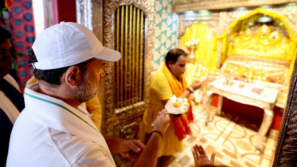 મંદિરના પત્રકારો રાહુલ સાથે વાત કરવા માગે છે, પરંતુ તેઓ કંઈપણ બોલ્યા વિના આગળ વધે છે … मंदिर में पत्रकारों ने राहुल से बात करनी चाही, लेकिन वो बिना कुछ कहे आगे बढ़...