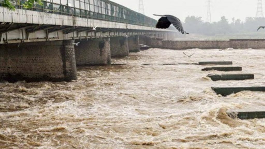 दिल्ली में यमुना नदी का जलस्तर लगातार बढ़ रहा है और खतरे के निशान को पार...