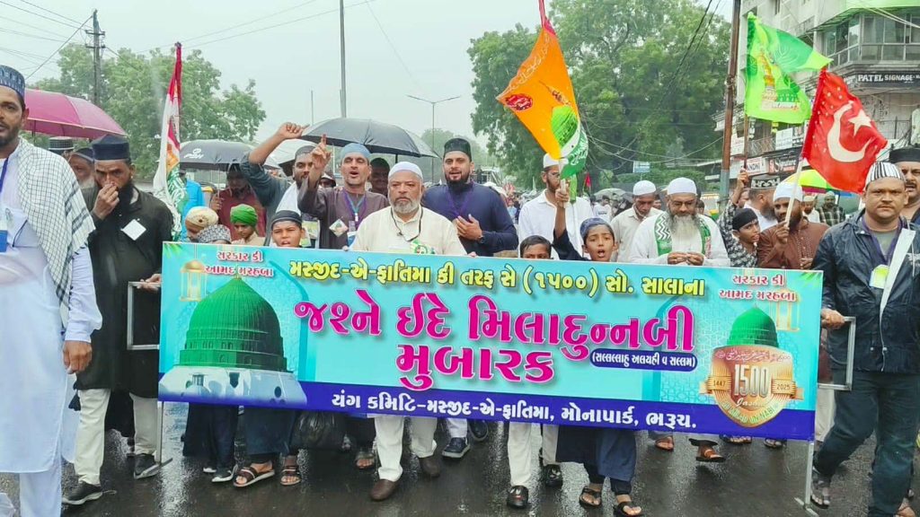 વરસતા વરસાદમાં પણ ૧૫૦૦ વર્ષની પરંપરા યથાવત જોવા મળી: ઈદે મિલાદનું...