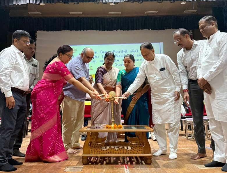 મોડાસામાં ૮ શ્રેષ્ઠ શિક્ષકોનું પારિતોષિક સાથે સન્માન કરાયું મોડાસામાં ૮ શ્રેષ્ઠ શિક્ષકોનું પારિતોષિક સાથે સન્માન કરાયું