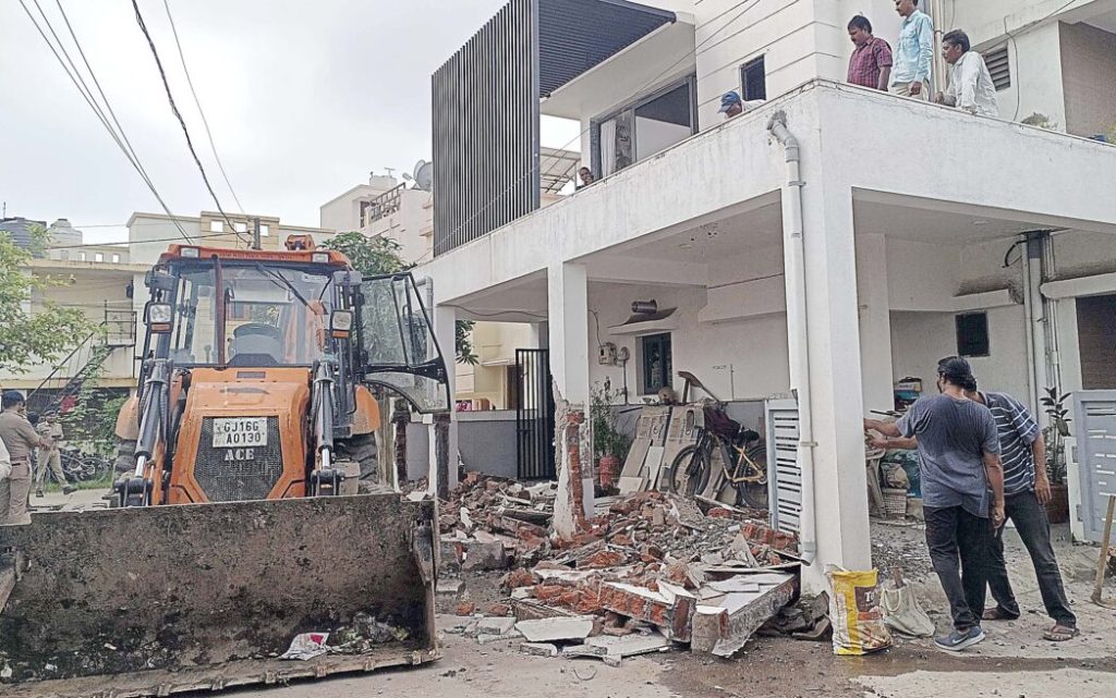 ભરૂચમાં બુટલેગર નયન ઉર્ફે બોબડા કાયસ્થનું બિનઅધિકૃત બાંધકામ તોડાયું