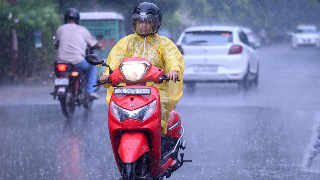 राष्ट्रीय राजधानी नई दिल्ली में रविवार को आंधी-तूफान के साथ बारिश होने का...