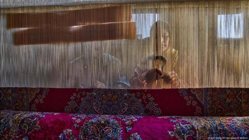 अमेरिका के नए टैरिफ के कारण कश्मीर के हस्तकला उद्योग पर संकट है। कारीगरों...