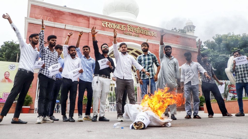 શિવ સેનાએ શિવ સેના (યુબીટી) દ્વારા ભારત-પાકિસ્તાન ક્રિકેટ મેચનો વિરોધ કર્યો હતો … शिवसेना ने शिवसेना (यूबीटी) की ओर से भारत-पाकिस्तान क्रिकेट मैच का विरोध...