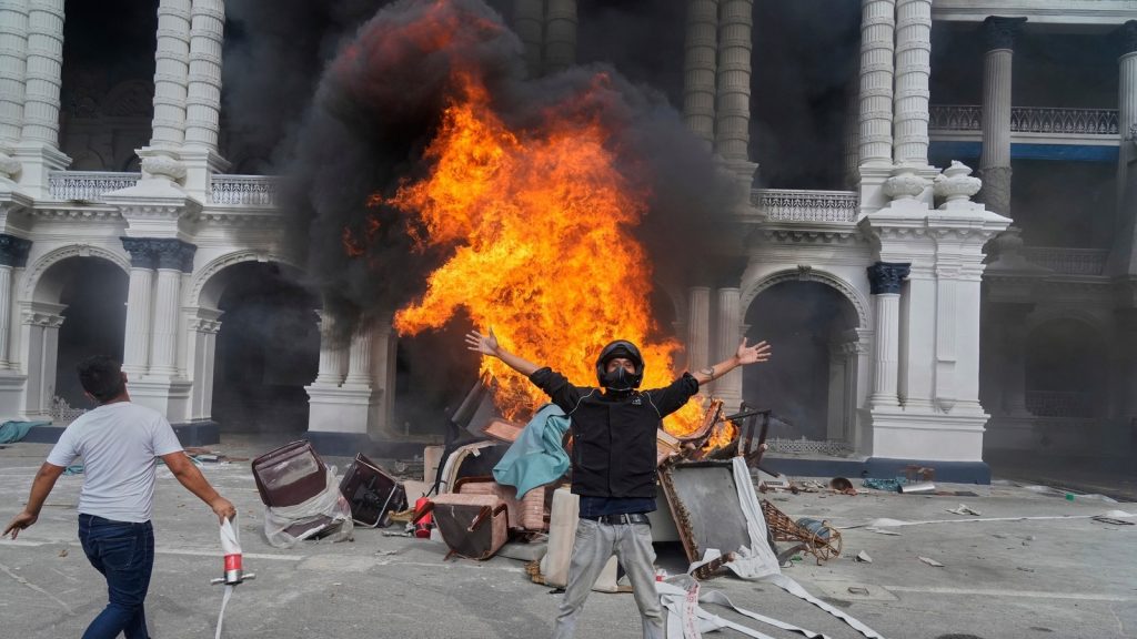 Nepal Gen Z Protest Live Updates: नेपाल में आर्मी चीफ ने संभाली कमान, प्रदर्शनकारियों ने हिल्टन होटल में लगाई...