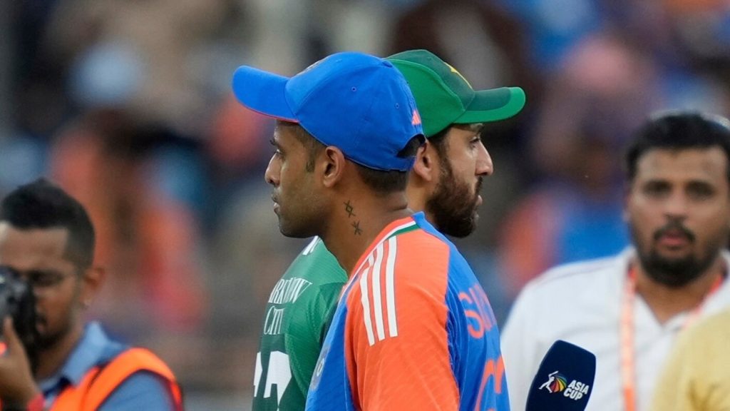 જ્યારે ભારત અને પાકિસ્તાનનો કેપ્ટન એશિયા કપમાં રવિવારે ટોસ માટે પહોંચ્યો … एशिया कप में रविवार को भारत और पाकिस्तान के कप्तान टॉस के लिए पहुंचे तो...