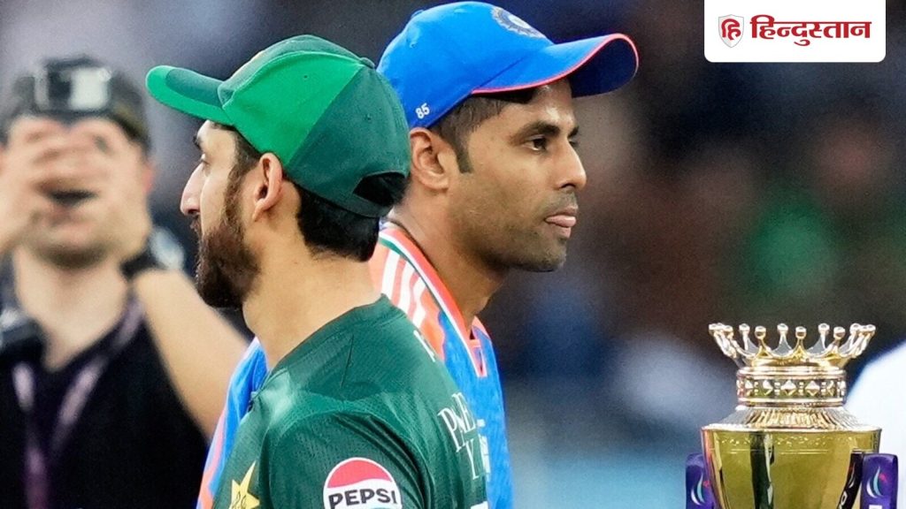 एशिया कप 2025 में नो-हैंडशेक कंट्रोवर्सी की काफी चर्चा रही। भारतीय टीम ने तीन...