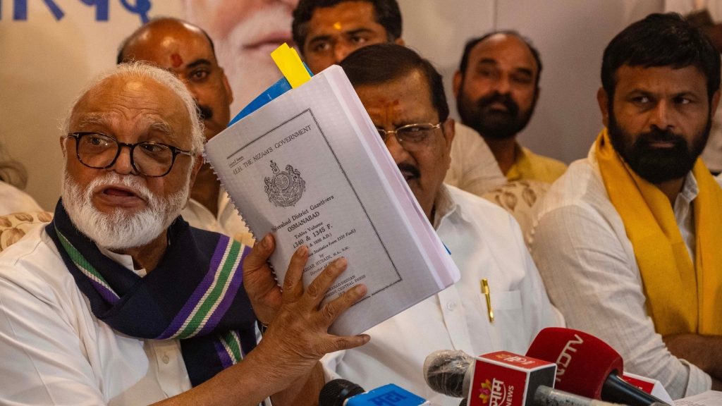 महाराष्ट्र में मराठाओं को आरक्षण दिए जाने की मांग के बीच ओबीसी नेता छगन...