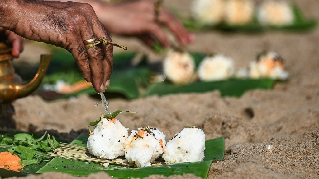 इस साल पितृपक्ष 21 सितंबर तक है। पितृपक्ष में पितृदोष शांति के उपाय करने...