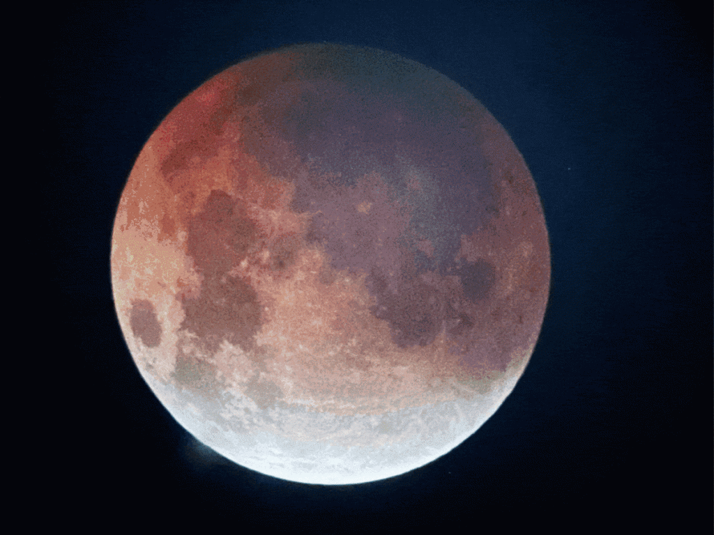 पूर्ण चंद्रग्रहण पर ब्लड मून का दीदार; अलग-अलग रंगों में नजर आया चांद,...