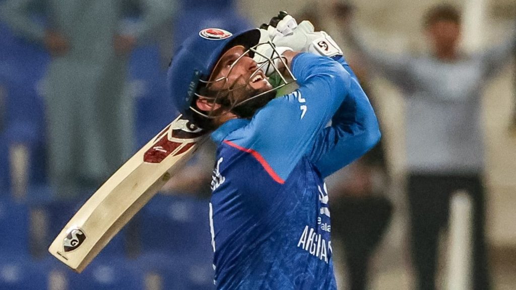 अजमतुल्लाह उमरजई ने एशिया कप 2025 में हॉन्ग कॉन्ग के खिलाफ मुकाबले में...