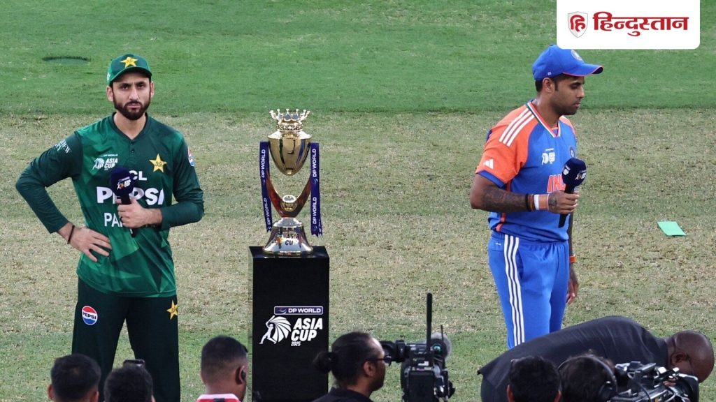 भारत ने पाकिस्तान के खिलाफ फाइनल में टॉस जीतकर पहले गेंदबाजी करने का फैसला...