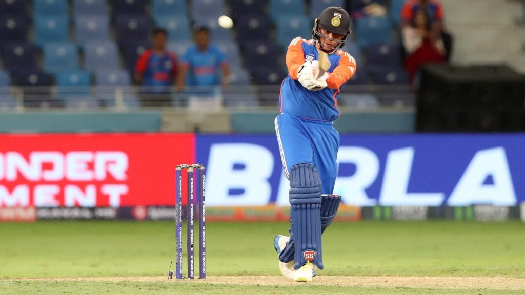 आकाश चोपड़ा का मानना है कि भारतीय टीम का मैच होने के बावजूद फैंस का...