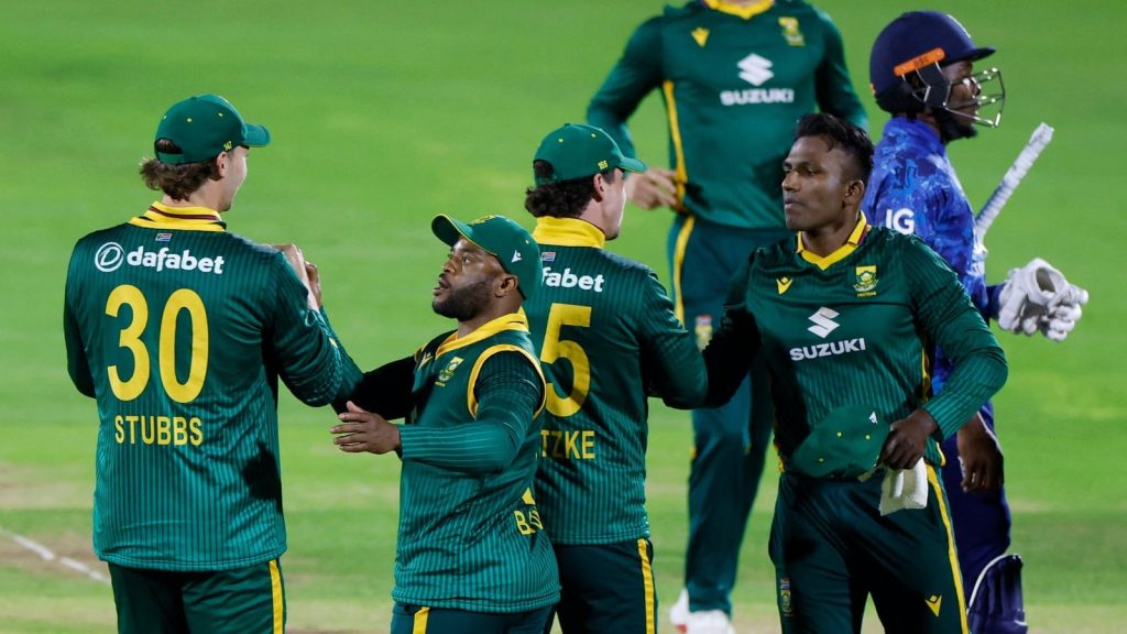 दक्षिण अफ्रीका को दोहरी मार झेलनी पड़ी है। इंग्लैंड के खिलाफ तीसरे वनडे...