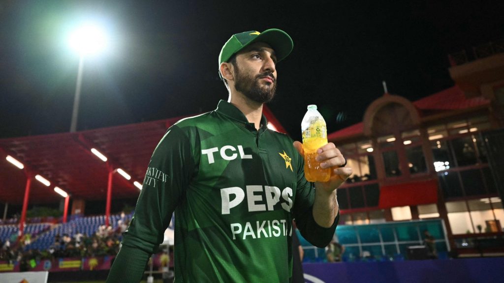 पाकिस्तान क्रिकेट टीम के कप्तान सलमान अली आगा ने दुबई में टीम के प्रैक्टिस...