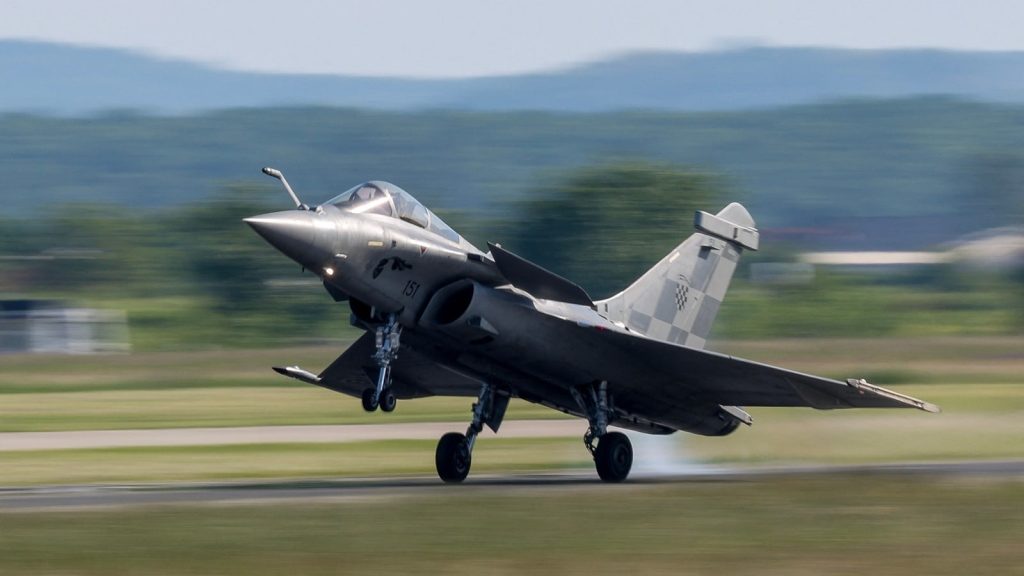 डसॉल्ट एविएशन पहले ही भारत में एक कंपनी स्थापित कर चुका है जो फ्रांसीसी...