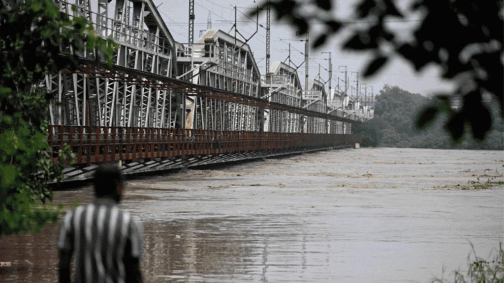 दिल्ली में यमुना भयावह रूप लेती नजर नजर आ रही है। यमुना ने बुधवार को एक...