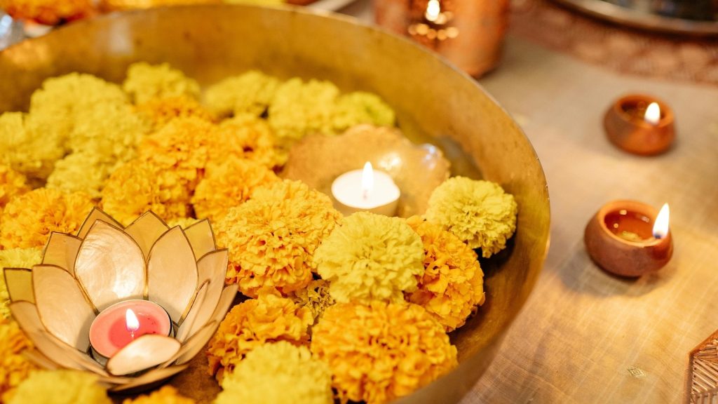 कार्तिक अमावस्या के दिन दीपावली का पर्व मनाया जाता है।  इस लक्ष्मी और गणेश...