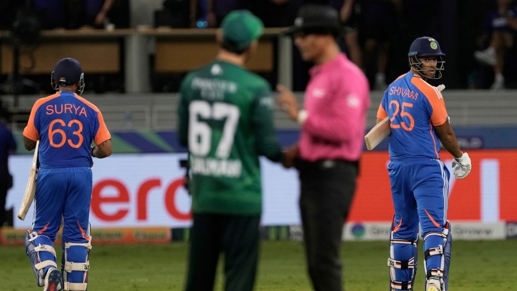 भारतीय टीम के खिलाड़ियों ने पाकिस्तान के खिलाफ टॉस और मैच जीतने के बाद...