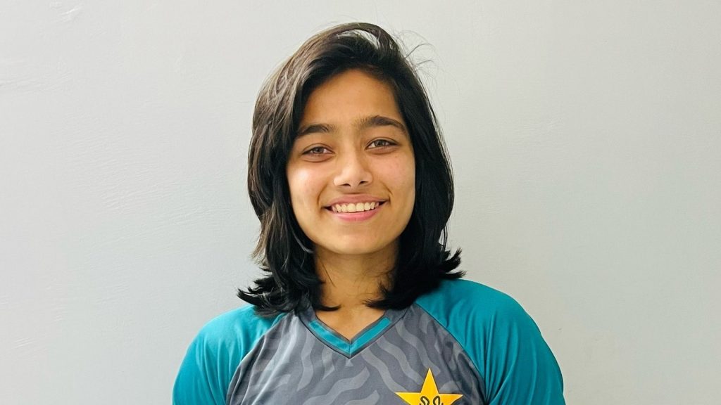 पाकिस्तान की महिला क्रिकेट टीम की कप्तान फातिमा सना महेंद्र सिंह धोनी की...