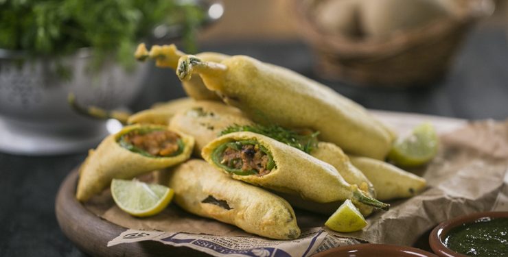 આ મસાલેદાર ડમ્પલિંગ સાથે સાંજની ચા વધારવી Green Chilli Fritters