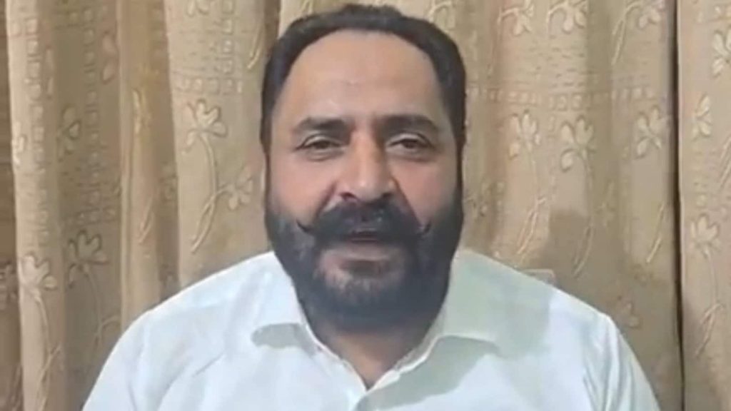 बाढ़ प्रबंधनों और अफसरशाही पर अपनी ही सरकार के ​खिलाफ आवाज उठाने वाले...