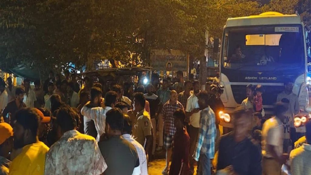 शोभायात्रा पर कथित तौर पर मस्जिद से पथराव किए जाने के आरोप हैं। इस पथराव...