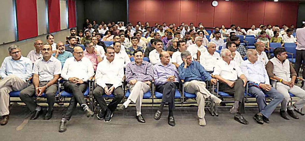 બનાસકાંઠાના રૈયા ગામના ખેડૂત પરિવારમાંથી આવેલા સી.આર. ખરસાણ લિખિત પુસ્તક...